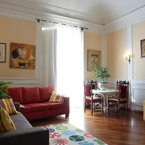 https://elegante-appartamento-centro-storico.taorminaitalyhotels.com